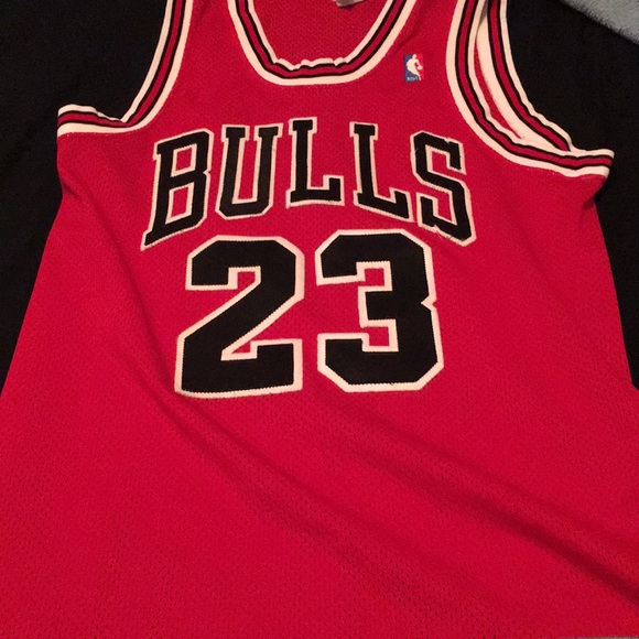 Michael Jordan Authentic Jersey Red Number 23 - Picture 4 of 6